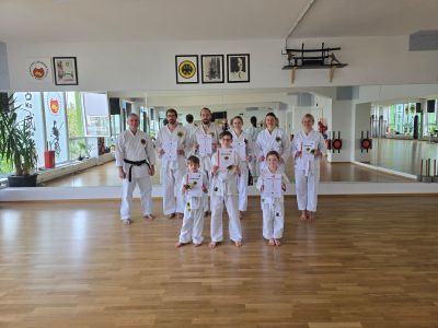 Familien-Karate in der Budo Akademie München – Erwachsene und Kinder nach der Prüfung